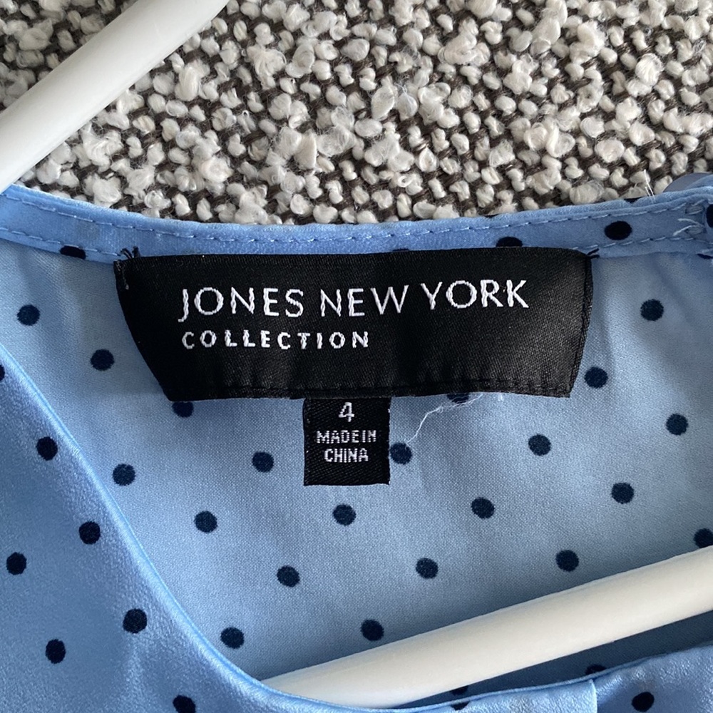 NWOT Cute Polka dot Blouse. - Picture 8 of 9